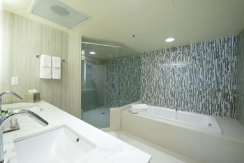 Deluxe Suite or Suite, 1 King Bed, Deluxe