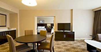 Family Suite, 2 Queen Beds, Non Smoking (Deluxe)