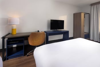 Suite, 1 King Bed with Sofa bed, Accessible, Non Smoking