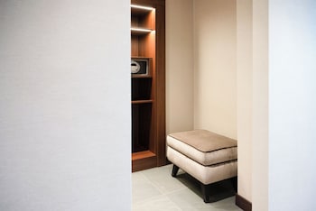 Executive Room, 1 King Bed (Deluxe)
