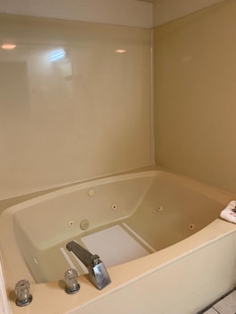 Standard Room, 1 King Bed, Jetted Tub