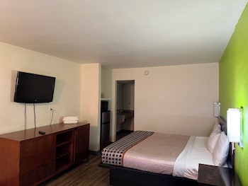 Standard Room, 1 King Bed, Jetted Tub