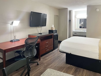 Room, 1 King Bed, Accessible Bathtub, Smoking