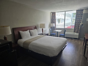 Room, 1 King Bed, Accessible Bathtub, Smoking