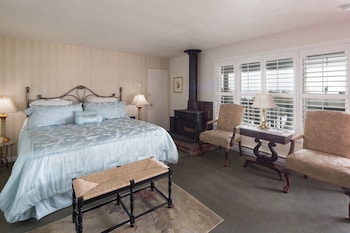 Deluxe Room, 1 King Bed, Fireplace, Ocean View