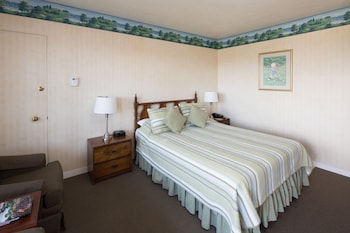 Standard Room, 1 Queen Bed, Pool View