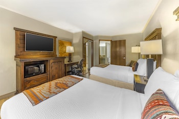 Standard Room, 2 Double Beds, Accessible, Bathtub