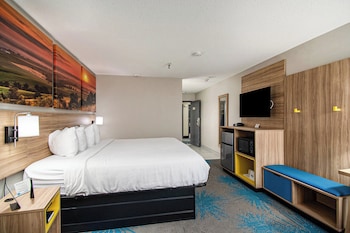 Room, 1 King Bed, Accessible, Non Smoking (Mobility, Tub with Grab Bars)