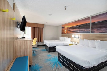 Room, 2 Queen Beds, Non Smoking, Poolside