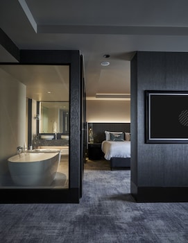 Superior Suite, 1 King Bed, Garden View, Corner