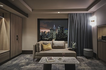 Deluxe Suite, 1 King Bed, Club Lounge Access