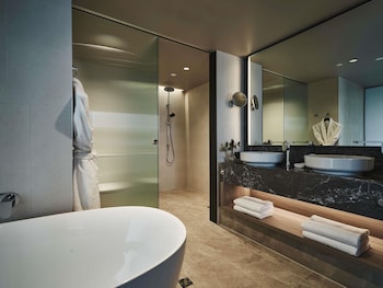 Deluxe Suite, 1 King Bed, Club Lounge Access