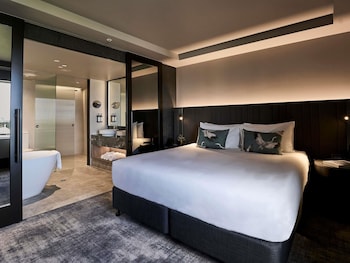 Superior Suite, 1 King Bed, Garden View, Corner