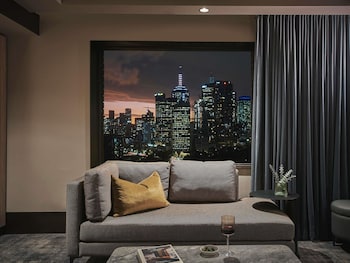 Deluxe Suite, 1 King Bed, Club Lounge Access