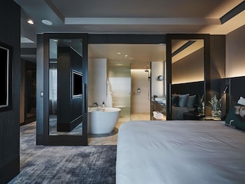 Deluxe Suite, 1 King Bed, Club Lounge Access