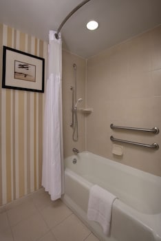 Room, 2 Queen Beds, Accessible, City View (Bathtub)
