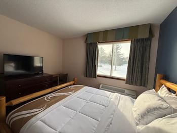 Gull Lake Grand Suite with Kitchenette