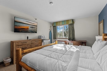 Edward Lake Family Suite with Kitchenette
