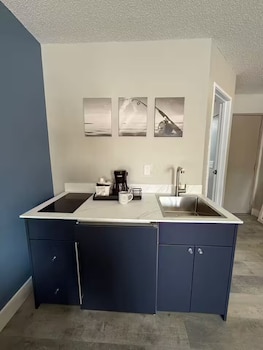Clark Lake One-Bedroom with Kitchenette
