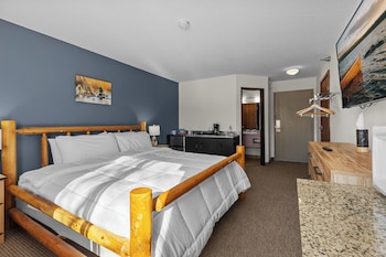 Edward Lake Family Suite with Kitchenette
