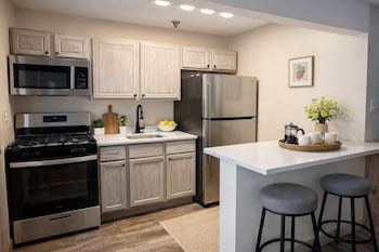 Round Lake King Full Kitchen & Patio