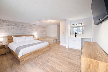 Suite, 1 King Bed (Whirlpool)