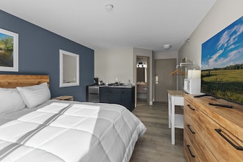 Gull Lake King with Kitchenette