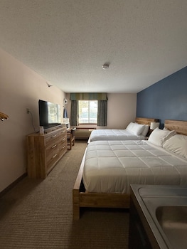 North Long Lake Family Kitchenette