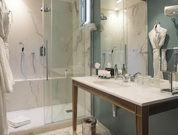 Triple Room - Complimentary soft minibar,courtesy tray, Chromecast and digital press