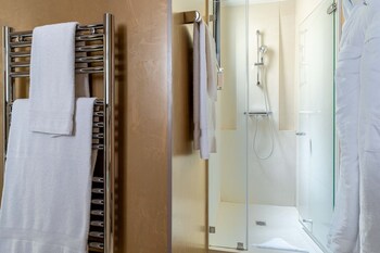 Privilege Room, Garden Side- Complimentary soft minibar,courtesy tray, Chromecast and digital press