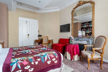 Privilege Room, Garden Side- Complimentary soft minibar,courtesy tray, Chromecast and digital press