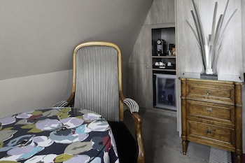 Single Room - Complimentary soft minibar,courtesy tray, Chromecast and digital press