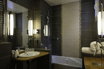 Triple Room - Complimentary soft minibar,courtesy tray, Chromecast and digital press