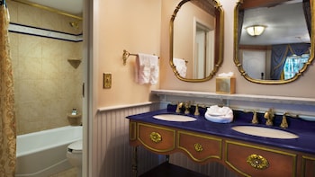 Royal Guest Room - Woods View. Wheelchair accessible with tub and option for hearing accessibility.