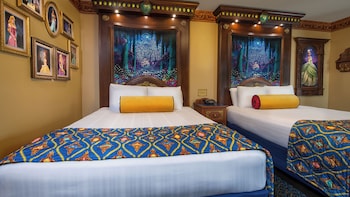 Royal Guest Room - Woods View. Wheelchair accessible with roll-in shower and option for hearing acce
