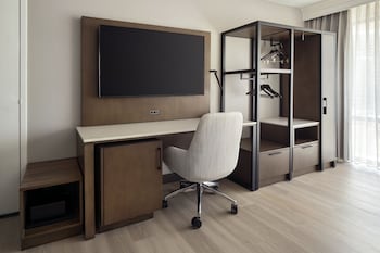 Deluxe Room, 2 Queen Beds (Mobility Accessible, Tub)