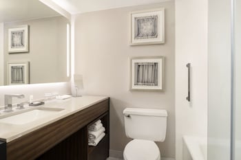 Deluxe Room, 2 Queen Beds (Hearing Accessible)