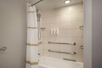 Deluxe Room, 1 King Bed (Mobility Accessible, Tub)