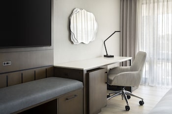 Deluxe Room, 2 Queen Beds (Mobility Accessible, Tub)