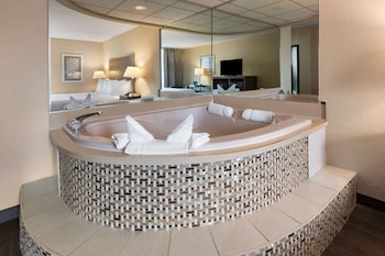 Deluxe Room, 1 King Bed, Non Smoking, Jetted Tub