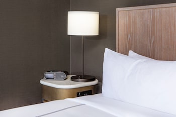 Deluxe Room, 1 King Bed, Accessible (Hearing, Roll-in Shower)