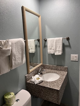 Standard Room, 1 Queen Bed