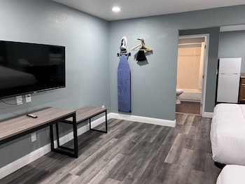 Premium Studio, 2 Queen Beds, Kitchen