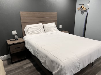 Standard Room, 1 Queen Bed