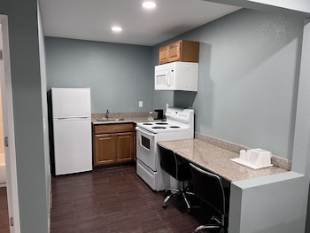 Premium Studio, 2 Queen Beds, Kitchen