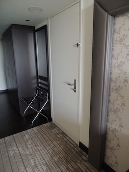 Family Room, Connecting Rooms