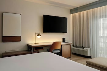 Room, 1 King Bed with Sofa bed, Balcony (Mobility/Hearing Accessible, Tub)