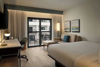 Room, 1 King Bed with Sofa bed, Courtyard View (Hearing Accessible)