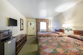 Room, 2 Double Beds, Non Smoking, Poolside (Upgrade)
