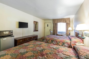 Room, 2 Double Beds, Non Smoking, Poolside (Upgrade)